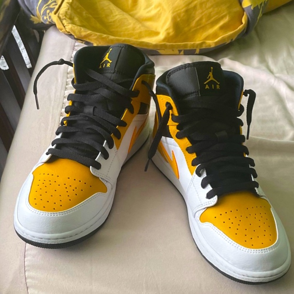 Jordan 1 Mid White/ University Gold-Black Size 9.5